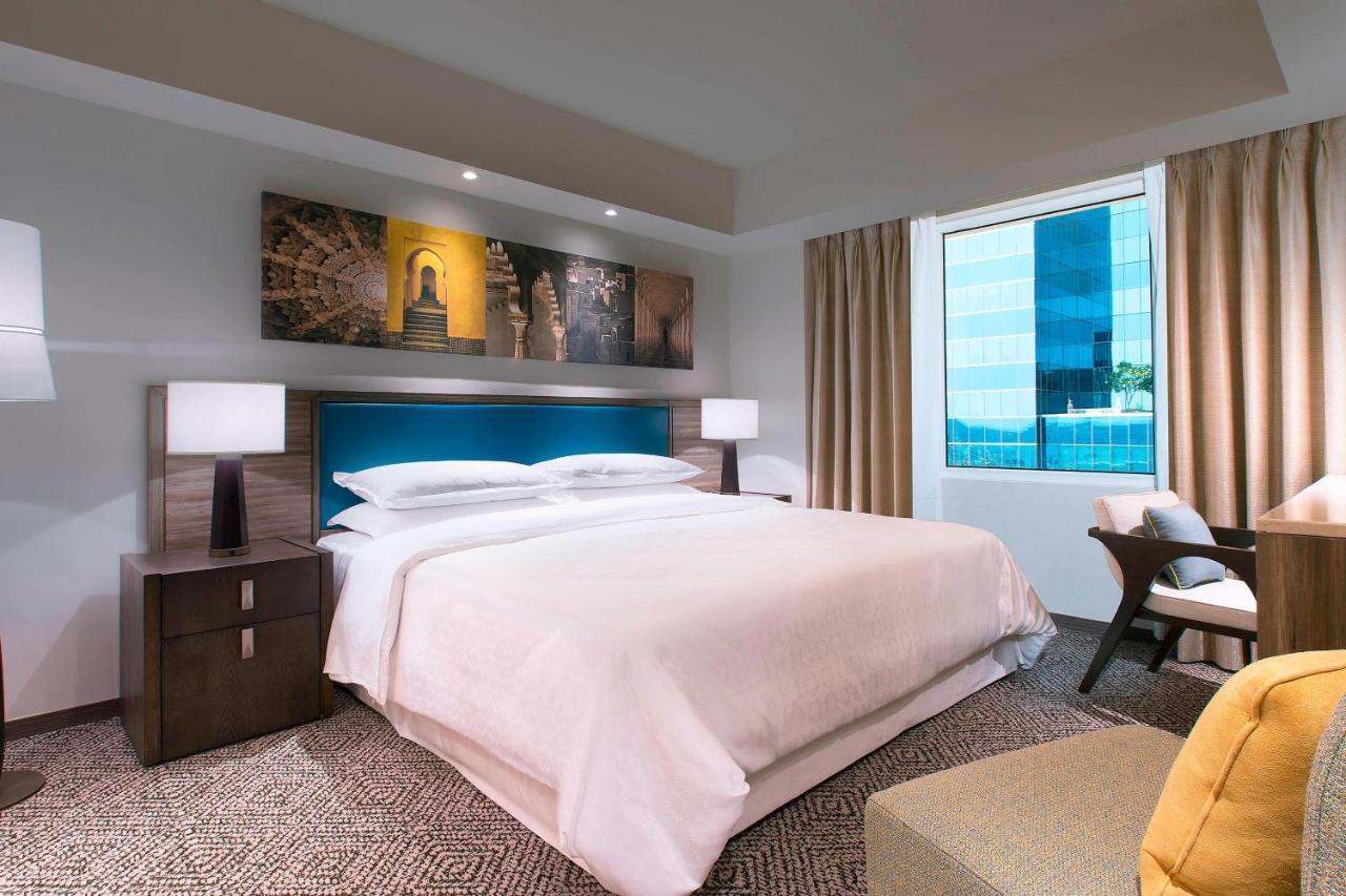 Sheraton Hyderabad Hotel Bagian luar foto